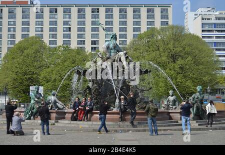 Neptunbrunnen, Spandauer Strasse, nel quartiere Mitte di Berlino, Deutschland Foto Stock