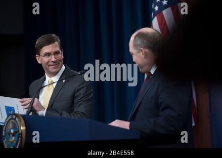 Arlington, Stati Uniti D'America. 05th Mar, 2020. Arlington, Stati Uniti D'America. 05 Marzo 2020. Il Segretario della Difesa degli Stati Uniti Mark Esper, ha lasciato, durante una conferenza stampa congiunta con il Ministro della Difesa britannico ben Wallace al Pentagono 5 marzo 2020 ad Arlington, Virginia. Credito: Lisa Ferdinando/Dod/Alamy Live News Foto Stock