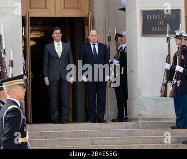 Arlington, Stati Uniti D'America. 05th Mar, 2020. Arlington, Stati Uniti D'America. 05 Marzo 2020. Il Segretario della Difesa degli Stati Uniti Mark Esper, a sinistra, è in piedi con il Ministro della Difesa britannico ben Wallace durante le cerimonie di arrivo al Pentagono 5 marzo 2020 ad Arlington, Virginia. Credit: Marvin Lynchard/Dod/Alamy Live News Foto Stock