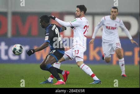 Paderborn, Germania. 06th Mar, 2020. Calcio: Bundesliga, SC Paderborn 07 - 1st FC Colonia, 25th matchday nella Benteler Arena. Jamilu Collins di Paderborn (l) lotta per la palla con Mark Uth (r) da Colonia. Credito: Friso Gentsch/dpa - NOTA IMPORTANTE: In conformità con le norme del DFL Deutsche Fußball Liga e del DFB Deutscher Fußball-Bund, è vietato sfruttare o sfruttare nello stadio e/o dal gioco fotografato sotto forma di immagini di sequenza e/o serie di foto video-simili./dpa/Alamy Live News Foto Stock