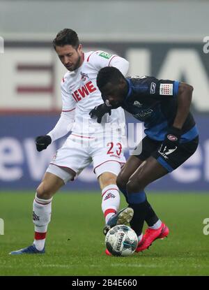 Paderborn, Germania. 06th Mar, 2020. Calcio: Bundesliga, SC Paderborn 07 - 1st FC Colonia, 25th matchday nella Benteler Arena. Jamilu Collins (r) di Paderborn combatte per la palla con Mark Uth (l) da Colonia. Credito: Friso Gentsch/dpa - NOTA IMPORTANTE: In conformità con le norme del DFL Deutsche Fußball Liga e del DFB Deutscher Fußball-Bund, è vietato sfruttare o sfruttare nello stadio e/o dal gioco fotografato sotto forma di immagini di sequenza e/o serie di foto video-simili./dpa/Alamy Live News Foto Stock