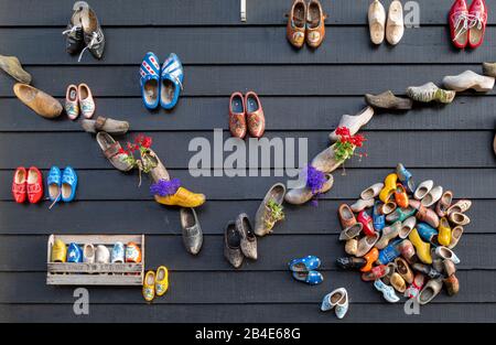 Casa in legno decorata con colorate scarpe di legno nel museo villaggio Zaanse Schans, Zaandam, Paesi Bassi, Europa Foto Stock