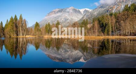 Moorweiher nei pressi di Oberstdorf, alle sue spalle Rubihorn, 1957m, Gaisalphorn, 1953m e Schattenberg, 1845m, Oberallgäu, Allgäu, Baviera, Germania, Europa Foto Stock