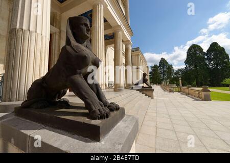 Statue di sfingi sulla terrazza al parco sulla parte anteriore sud di Villa Hügel, Essen, Renania Settentrionale-Vestfalia, Germania Foto Stock