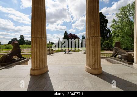 Statue di sfingi sulla terrazza al parco sulla parte anteriore sud di Villa Hügel, Essen, Renania Settentrionale-Vestfalia, Germania Foto Stock