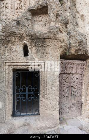 Armenia, Monastero di Geghard, grotta chiesa, esterna Foto Stock