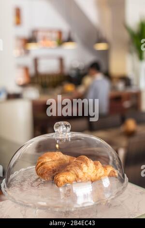 Laos, Luang Prabang, interni caffè, croissant Foto Stock