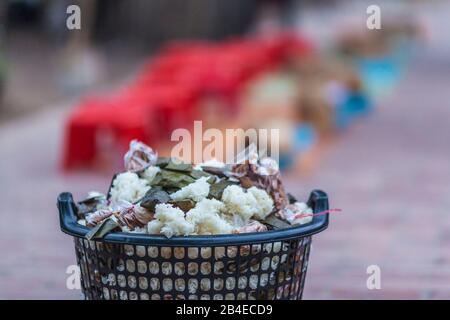 Laos, Luang Prabang, Tak Bat, processione all'alba dei monaci buddisti che raccolgono elemosine, cibo offerto Foto Stock