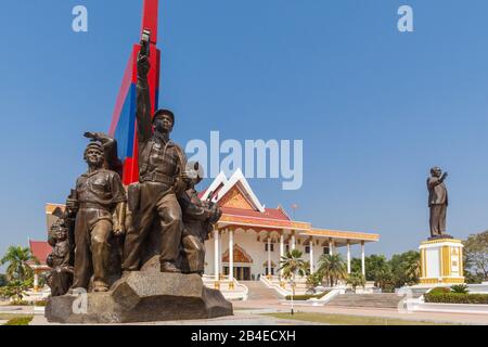 Laos, Vientiane, Kaysone Phomivan Museum, Edificio Esterno e scultura rivoluzionaria Foto Stock