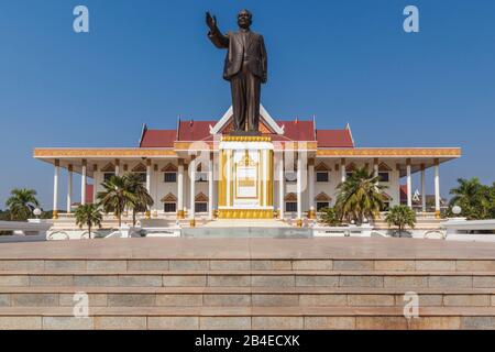 Laos, Vientiane, Kaysone Phomivan Museum, Edificio Esterno e statua di Kaysone Phomivan, Lao ex leader comunista Foto Stock