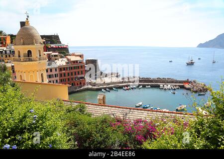 Vernazza cinque Terre, Italia - veduta del bellissimo villaggio di pescatori e del suo porto Foto Stock