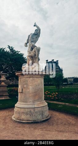 Statua 'l'Homme et sa Misere' nel jardin des Tuileries, Parigi, Francia Foto Stock