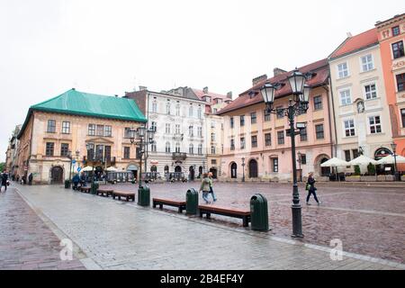 Street view, Maly Rynek, piccola piazza del mercato nella città vecchia di Cracovia, Polonia Foto Stock