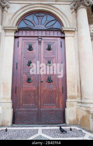 Porta Principale Della Basilica Di Santa Maria, La Città Vecchia Di Cracovia, Polonia Foto Stock