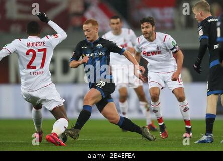 Paderborn, Germania. 06th Mar, 2020. Calcio: Bundesliga, SC Paderborn 07 - 1st FC Colonia, 25th matchday nella Benteler Arena. Paderborns Sebastian Vasiliadis (M) nella lotta per la palla con Anthony Modeste (l) e Jonas Hector (r) da Colonia. Credito: Friso Gentsch/dpa - NOTA IMPORTANTE: In conformità con le norme del DFL Deutsche Fußball Liga e del DFB Deutscher Fußball-Bund, è vietato sfruttare o sfruttare nello stadio e/o dal gioco fotografato sotto forma di immagini di sequenza e/o serie di foto video-simili./dpa/Alamy Live News Foto Stock