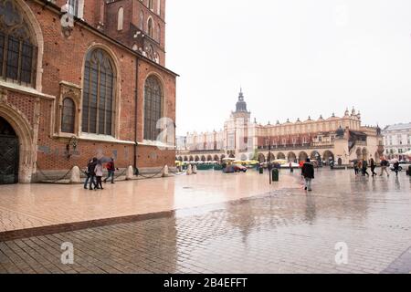 Basilica Di Santa Maria, Sala Dei Tessuti Di Sukiennice Sullo Sfondo, Piazza Centrale Rynek Clowny, Cracovia, Polonia Foto Stock