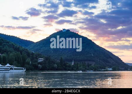 Vienna, Vienna, fiume Donau (Danubio), nave da crociera, montagna Leopoldsberg, Wienerwald, distretto di Kahlenbergerdorf nel 19. Döbling, Wien, Austria Foto Stock