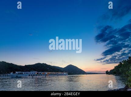 Vienna, Vienna, fiume Donau (Danubio), nave da crociera, montagna Leopoldsberg, Wienerwald, distretto di Kahlenbergerdorf, Abbazia di Klosterneuburg in 19. Döbling, Wien, Austria Foto Stock