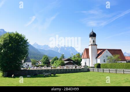 Wallgau, Chiesa Sankt Jakob, Wettersteingebirge (Wetterstein Montagne) A Oberbayern, Garmisch-Partenkirchen, Alta Baviera, Baviera / Baviera, Germania Foto Stock