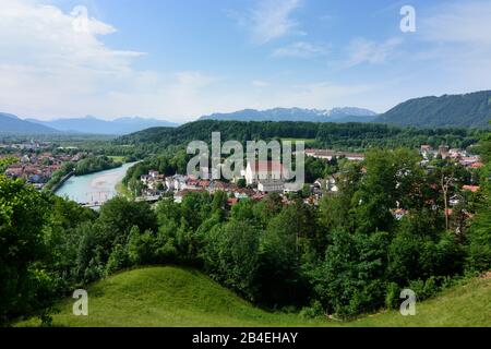 Bad Tölz, vista da Kalvarienberg (Calvario) al fiume Isar, Franziskanerkirche (Chiesa francescana), zona termale, Alpi in Oberbayern, Tölzer Land, alta Baviera, Baviera / Baviera, Germania Foto Stock