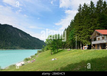 Lenggries, riserva Sylvensteinspeicher (Sylvenstein Dam) del fiume Isar, bather in Oberbayern, Garmisch-Partenkirchen, alta Baviera, Baviera / Baviera, Germania Foto Stock