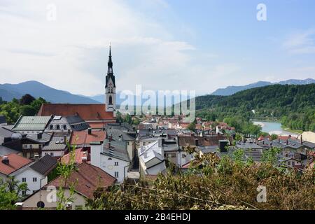 Bad Tölz, vista da Kalvarienberg (Calvario) al centro storico, fiume Isar, chiesa parrocchiale Mariä Himmelfahrt, Alpi in Oberbayern, Tölzer Land, alta Baviera, Baviera / Baviera, Germania Foto Stock