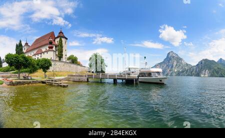 Traunkirchen, lago Traunsee, chiesa Pfarrkirche, nave passeggeri, montagna Traunstein a Salzkammergut, Oberösterreich, Austria superiore, Austria Foto Stock