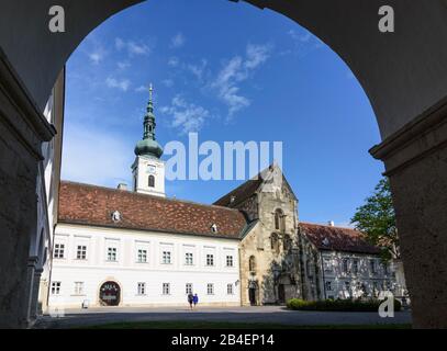 Heiligenkreuz , Abbazia di Heiligenkreuz, cortile interno, chiesa a Wienerwald, Bosco di Vienna, Niederösterreich, Austria Inferiore, Austria Foto Stock