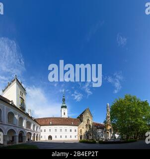 Heiligenkreuz , Abbazia di Heiligenkreuz, cortile interno, chiesa a Wienerwald, Bosco di Vienna, Niederösterreich, Austria Inferiore, Austria Foto Stock