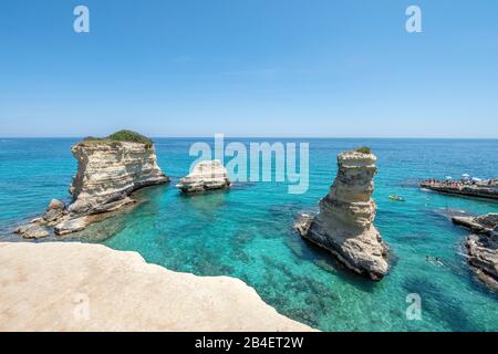 Melendugno, Provincia Di Lecce, Salento, Puglia, Italia, Europa. I Faraglioni Di Torre Sant'Andrea Foto Stock