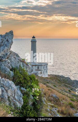 Otranto, Provincia Di Lecce, Salento, Puglia, Italia, Europa. Alba al faro di PalascÃ¬a.. Questo faro segna il punto più orientale della terraferma italiana. Foto Stock