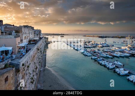 Otranto, Provincia Di Lecce, Salento, Puglia, Italia, Europa. Tramonto a Otranto Foto Stock