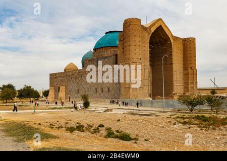 Turkestan, Kazakistan - 08 Settembre 2019: complesso architettonico del mausoleo di Khodja Ahmed Yasavi nel Turkestan Kazakistan. Foto Stock