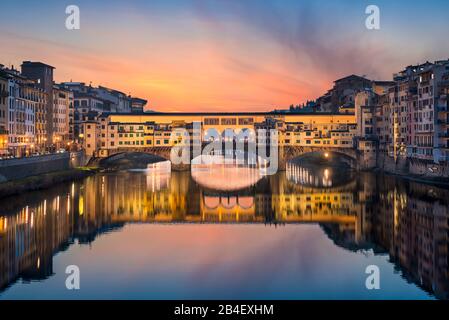Il Ponte Vecchio sull'Arno a Firenze di notte, Italia Foto Stock