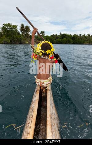 Kofure ragazza in canoa outrigger, tufi, Oro, provincia di Papua Nuova Guinea Foto Stock