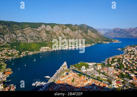 Città vecchia di Cattaro e Dobrota, vista dalla fortezza di Sveti Ivan, Baia di Cattaro, Montenegro Foto Stock