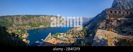 Città vecchia di Cattaro e Dobrota, fortezza Sveti Ivan, Baia di Cattaro, Montenegro Foto Stock