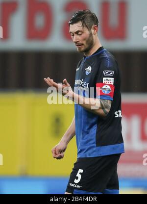 Paderborn, Germania. 06th Mar, 2020. Calcio: Bundesliga, SC Paderborn 07 - 1st FC Colonia, 25th matchday nella Benteler Arena. Christian Strohdiek di Paderborn è deluso dopo aver segnato l'obiettivo di renderlo 2-0. Credito: Friso Gentsch/dpa - NOTA IMPORTANTE: In conformità con le norme del DFL Deutsche Fußball Liga e del DFB Deutscher Fußball-Bund, è vietato sfruttare o sfruttare nello stadio e/o dal gioco fotografato sotto forma di immagini di sequenza e/o serie di foto video-simili./dpa/Alamy Live News Foto Stock