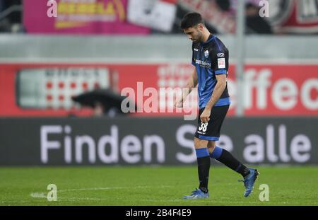 Paderborn, Germania. 06th Mar, 2020. Calcio: Bundesliga, SC Paderborn 07 - 1st FC Colonia, 25th matchday nella Benteler Arena. Gerrit Holtmann di Paderborn è deluso. Credito: Friso Gentsch/dpa - NOTA IMPORTANTE: In conformità con le norme del DFL Deutsche Fußball Liga e del DFB Deutscher Fußball-Bund, è vietato sfruttare o sfruttare nello stadio e/o dal gioco fotografato sotto forma di immagini di sequenza e/o serie di foto video-simili./dpa/Alamy Live News Foto Stock