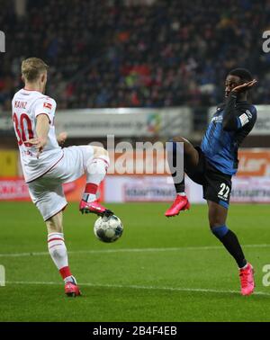 Paderborn, Germania. 06th Mar, 2020. Calcio: Bundesliga, SC Paderborn 07 - 1st FC Colonia, 25th matchday nella Benteler Arena. Christopher Antwil-Adjej (r) di Paderborn combatte per la palla con Florian Kainz (l) di Colonia. Credito: Friso Gentsch/dpa - NOTA IMPORTANTE: In conformità con le norme del DFL Deutsche Fußball Liga e del DFB Deutscher Fußball-Bund, è vietato sfruttare o sfruttare nello stadio e/o dal gioco fotografato sotto forma di immagini di sequenza e/o serie di foto video-simili./dpa/Alamy Live News Foto Stock