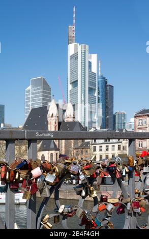 Germania, Assia, Francoforte, ponte del 'molo di ferro' con amor locks. Foto Stock