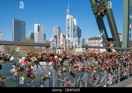 Germania, Assia, Francoforte, ponte del 'molo di ferro' con amor locks. Foto Stock