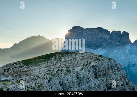 Monte Campedelle, Misurina, Auronzo Di Cadore, Provinz Belluno, Venetien, Italien, Europa. Die Sonne geht hinter dem Zwölferkofel auf Foto Stock