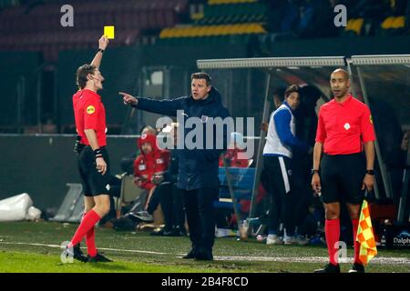 Sittard, 06-03-2020, Stadio Fortuna Sittard. Stagione calcistica olandese Eredivisie 2019/2020. Fortuna Sittard - PEC Zwolle. Arbitro Martin van den Kerkhof (L) dare PEC Zwolle allenatore / allenatore John Stegeman (R) carta gialla durante il gioco Fortuna Sittard - PEC Zwolle . Foto Stock