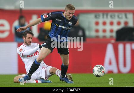 06 Marzo 2020, Renania Settentrionale-Vestfalia, Paderborn: Calcio: Bundesliga, SC Paderborn 07 - 1st FC Colonia, 25th matchday nella Benteler Arena. Paderborns Laurent Jans (r) nella lotta per la palla con Mark Uth (l) da Colonia. Foto: Friso Gentsch/dpa - NOTA IMPORTANTE: In conformità con le norme del DFL Deutsche Fußball Liga e del DFB Deutscher Fußball-Bund, è vietato sfruttare o sfruttare nello stadio e/o dal gioco fotografato sotto forma di immagini di sequenza e/o serie fotografiche video-simili. Foto Stock