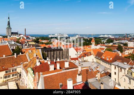 Estland, Tallinn, Blick Vom Rathaus Richtung Altstadt Und Hafen Foto Stock