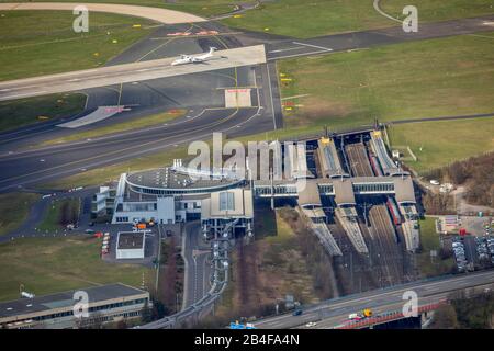 Vista aerea, l'aeroporto di Dusseldorf è una delle due principali stazioni ferroviarie. L'ascensore SkyTrain senza conducente collega l'edificio della stazione con i terminal, l'aeroporto di Dusseldorf, DUS, l'aeroporto di Düsseldorf, la pista, l'aeroporto, Dusseldorf, Renania, Renania Settentrionale-Vestfalia, Germania Foto Stock