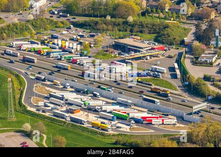 Vista aerea dalla zona di riposo Bottrop sull'autostrada A2 con parcheggio per camion nella zona della Ruhr nello stato della Renania Settentrionale-Vestfalia, Germania. I camion sono nei parcheggi. Foto Stock