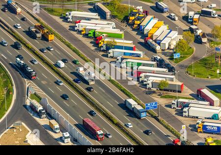 Vista aerea dalla zona di riposo Bottrop sull'autostrada A2 con parcheggio per camion nella zona della Ruhr nello stato della Renania Settentrionale-Vestfalia, Germania. I camion sono nei parcheggi. Foto Stock