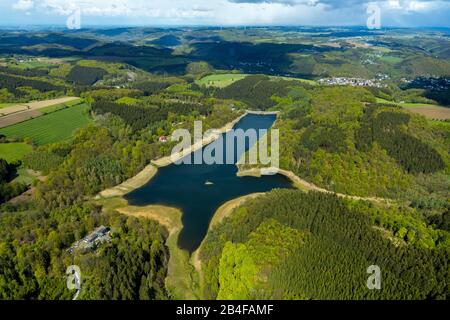 Veduta aerea della Glörtalsperre nella valle del Glör a Breckerfeld, Ruhrgebiet, Sauerland settentrionale nello stato della Renania Settentrionale-Vestfalia, Germania. Il Glörtalsperre è una piccola diga al confine tra Ennepe-Ruhr-Kreis e il Märkischer Kreis. Foto Stock